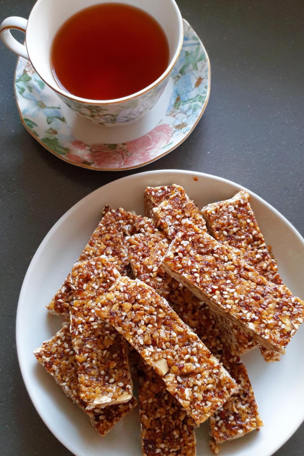 14. Kakor utan ugn med sesam och honung i tunna bars