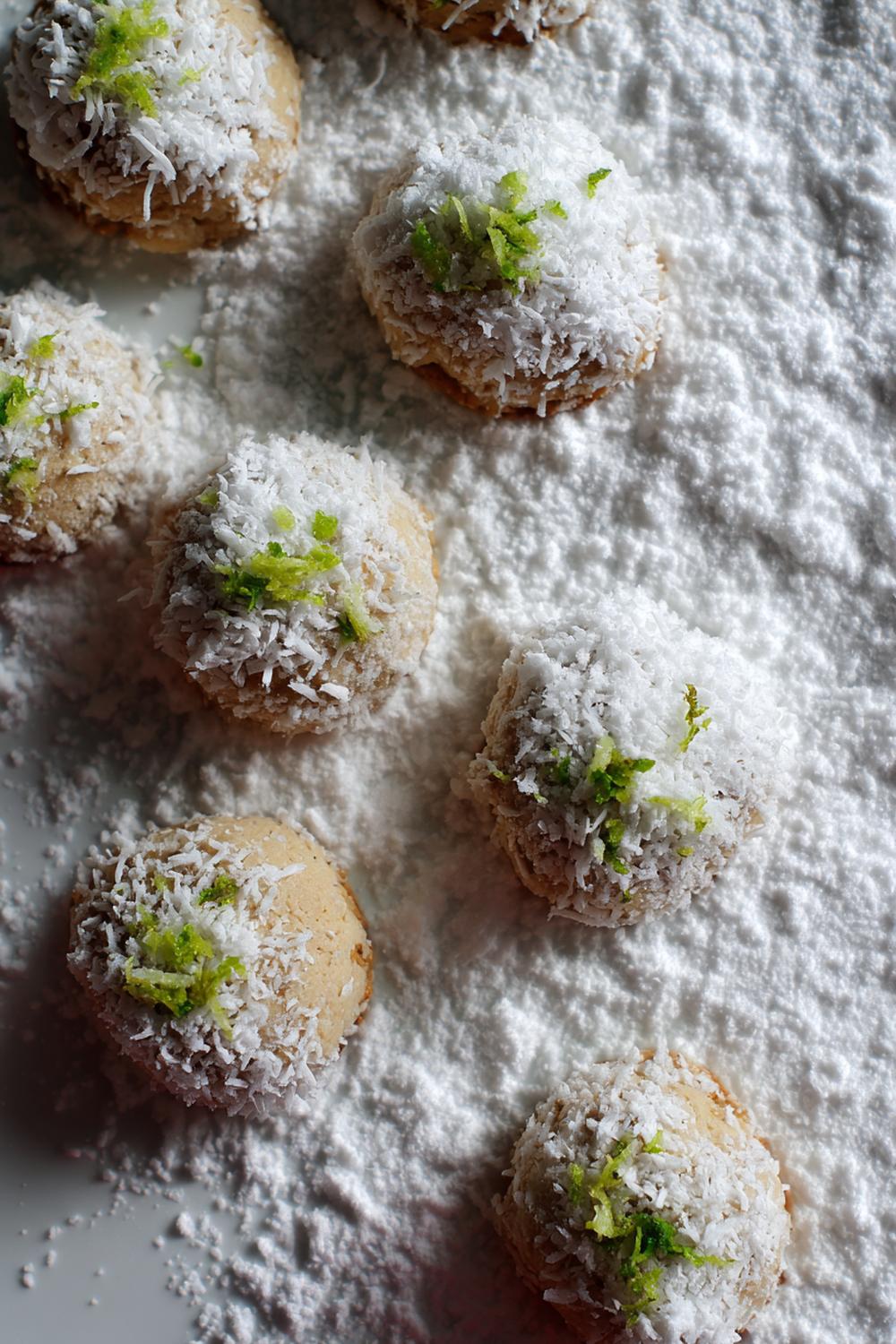 2. Kakor utan ugn med kokos och limezest i snöig yta