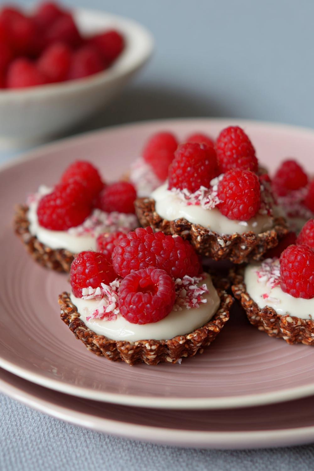 5. Kakor utan ugn med hallon och vit choklad i prickig topping