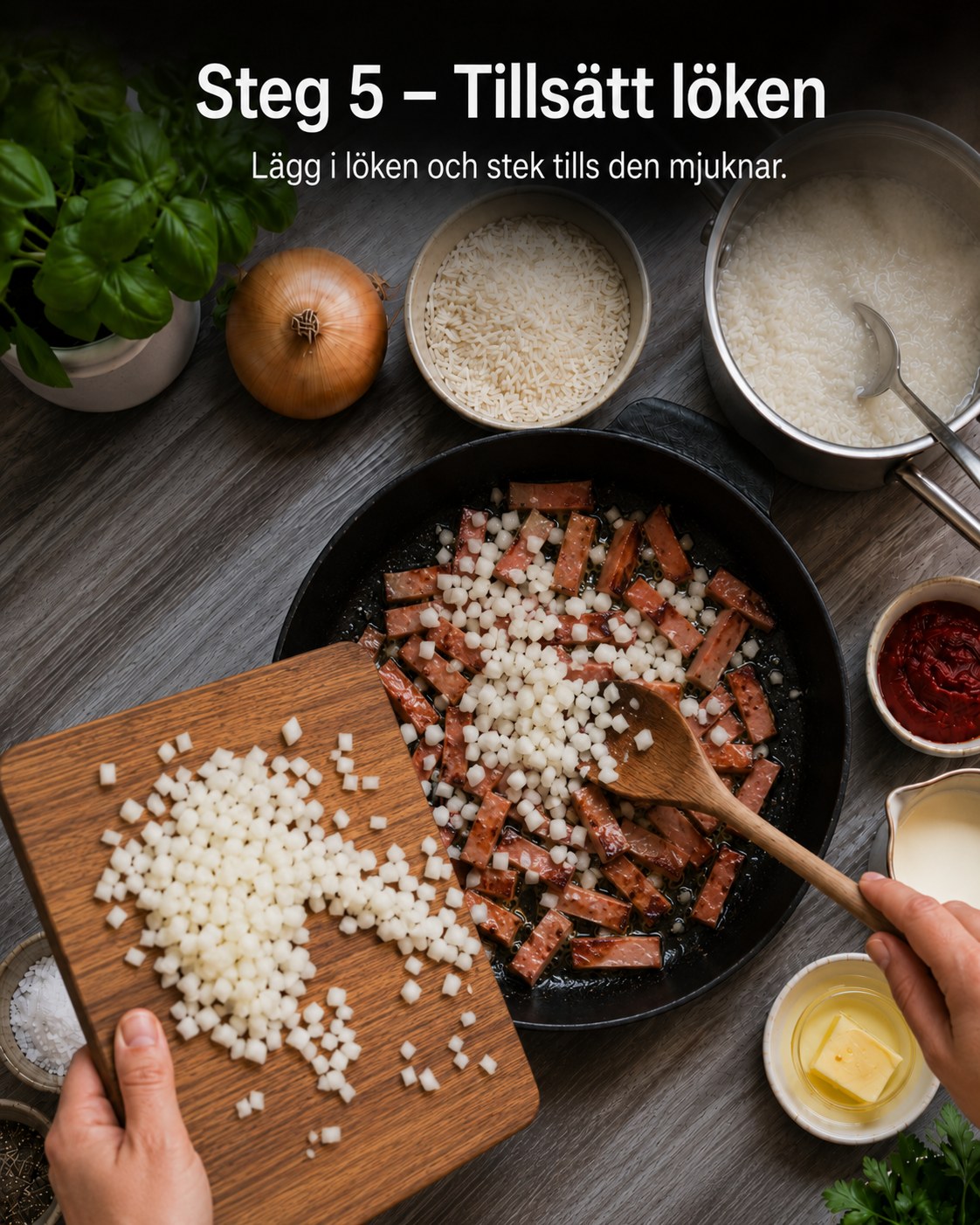 Finhackad lök tillsätts i pannan med den nybrynta falukorven