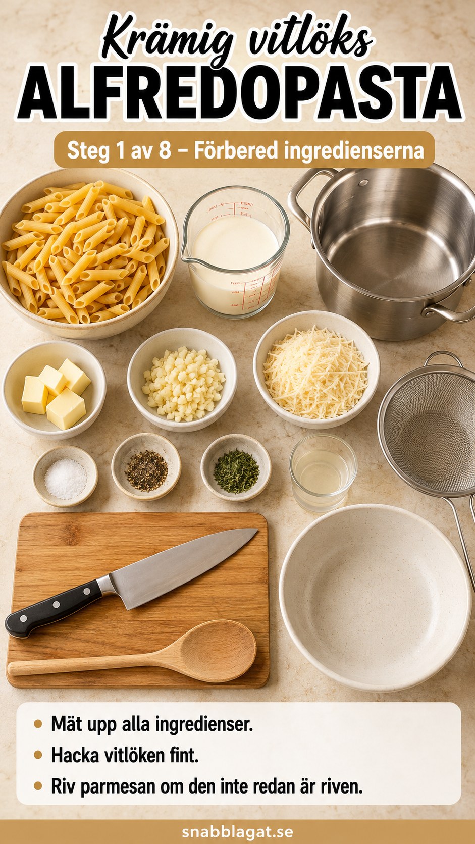 Alla ingredienser till krämig vitlöks alfredopasta uppmätta och redo på köksbänken