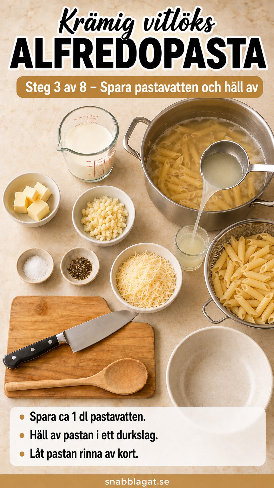 Pastavatten sparas i en kanna innan pastan silas av i durkslag