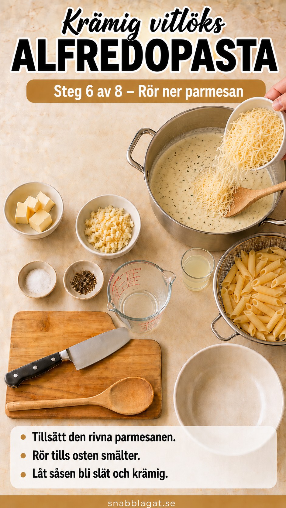 Riven parmesan rörs ner i den varma såsen tills den blir slät och krämig