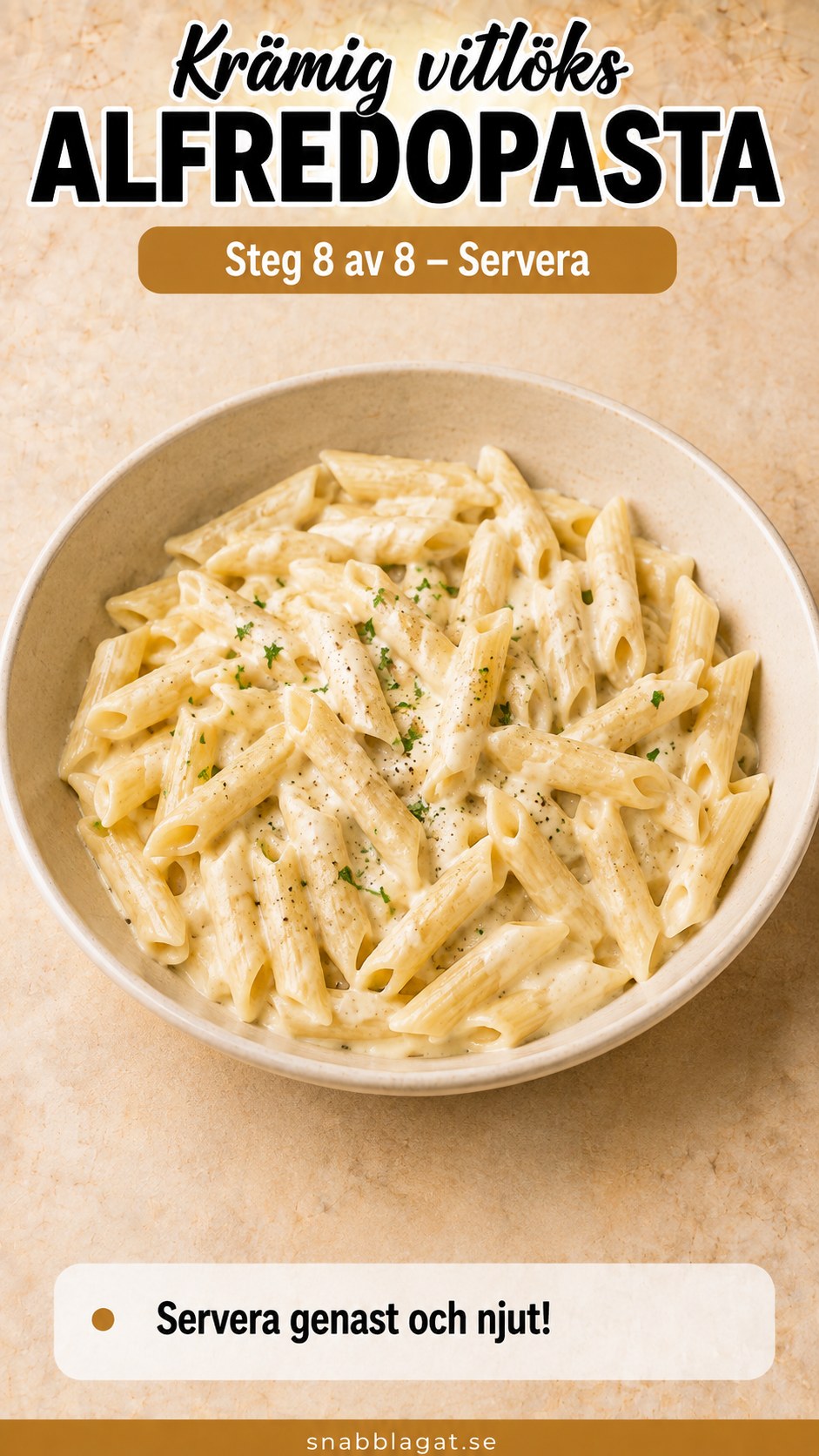 Färdig krämig vitlöks alfredopasta serveras direkt i en ljus skål