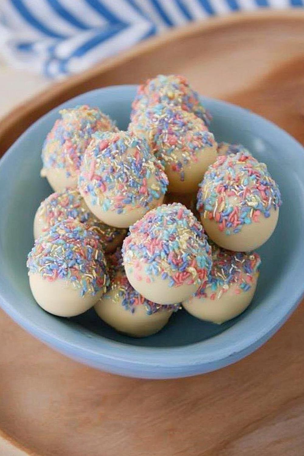 Färgglada chokladägg med strössel