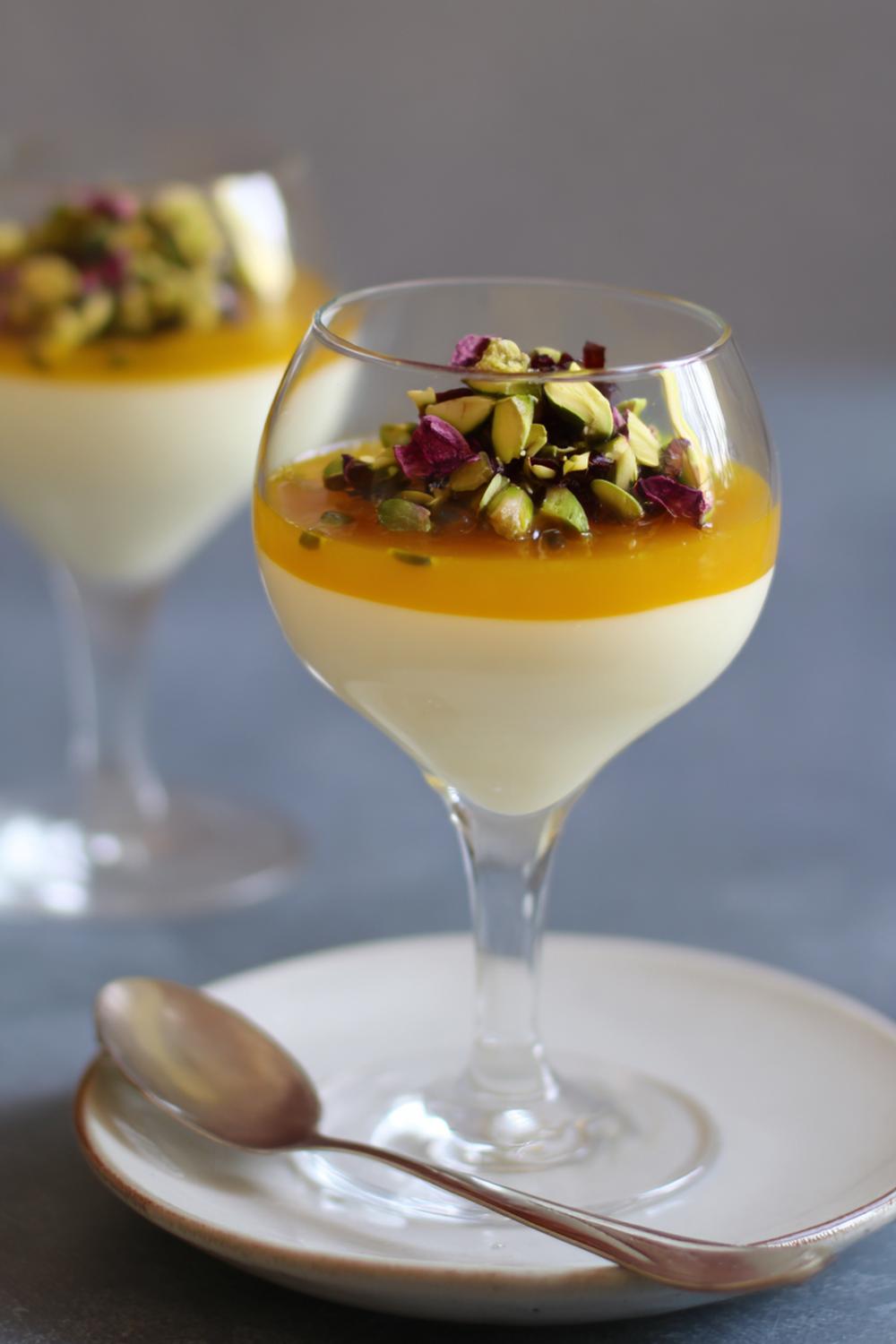 14. Pannacotta recept 2026 med passionsfrukt och vit choklad