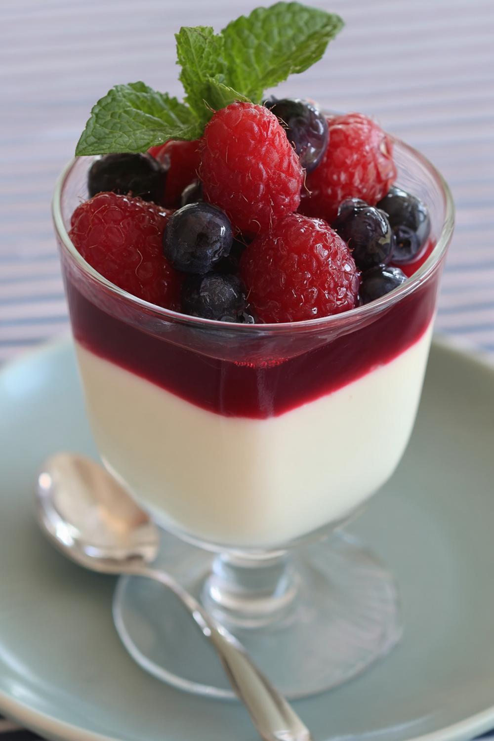 19. Pannacotta recept 2026 med yoghurt och bär för lättare krämighet