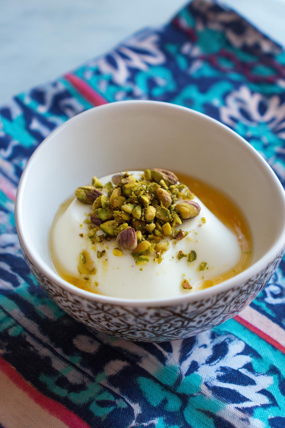 3. Pannacotta recept 2026 med pistage och honung i skål