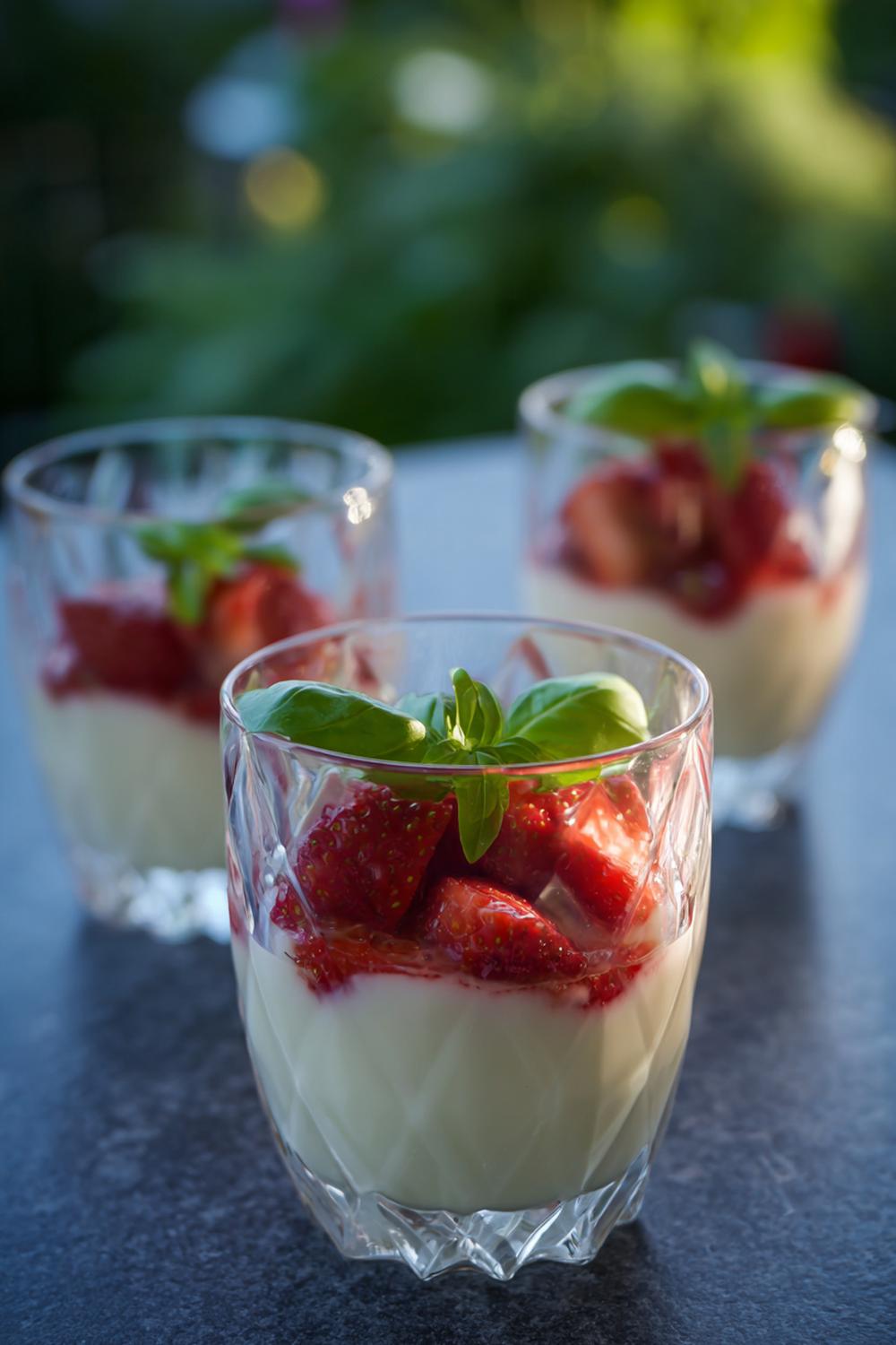 6. Pannacotta recept 2026 med jordgubb och basilika i coupeglas