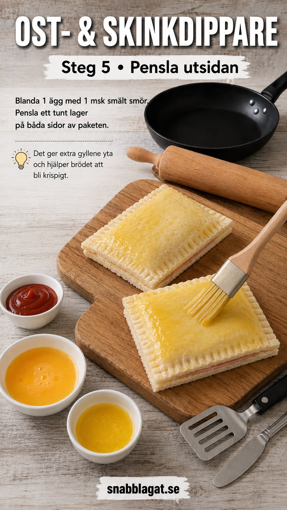 Brödpaket penslas med ägg och smör för gyllen yta på skinkost toastie dippers