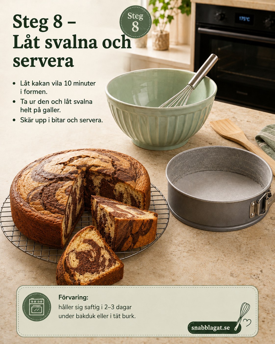 Nygräddad tigerkladdkaka svalnar på galler innan den skärs i bitar och serveras