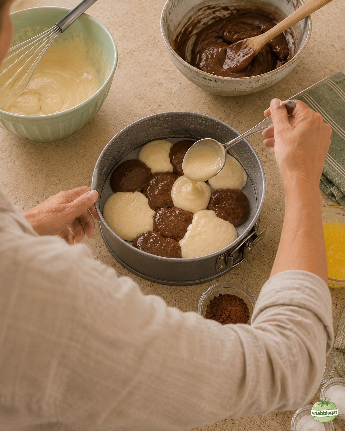 Ljus och mörk smet klickas växelvis i form för att skapa tigerkladdkaka bitar