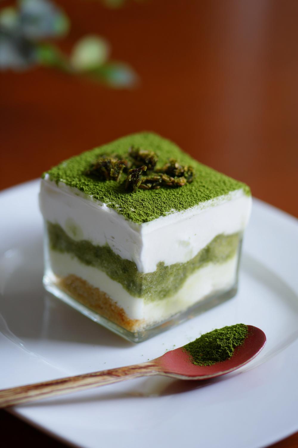 12. Matcha-tiramisu med vit kräm och grönt te-damm