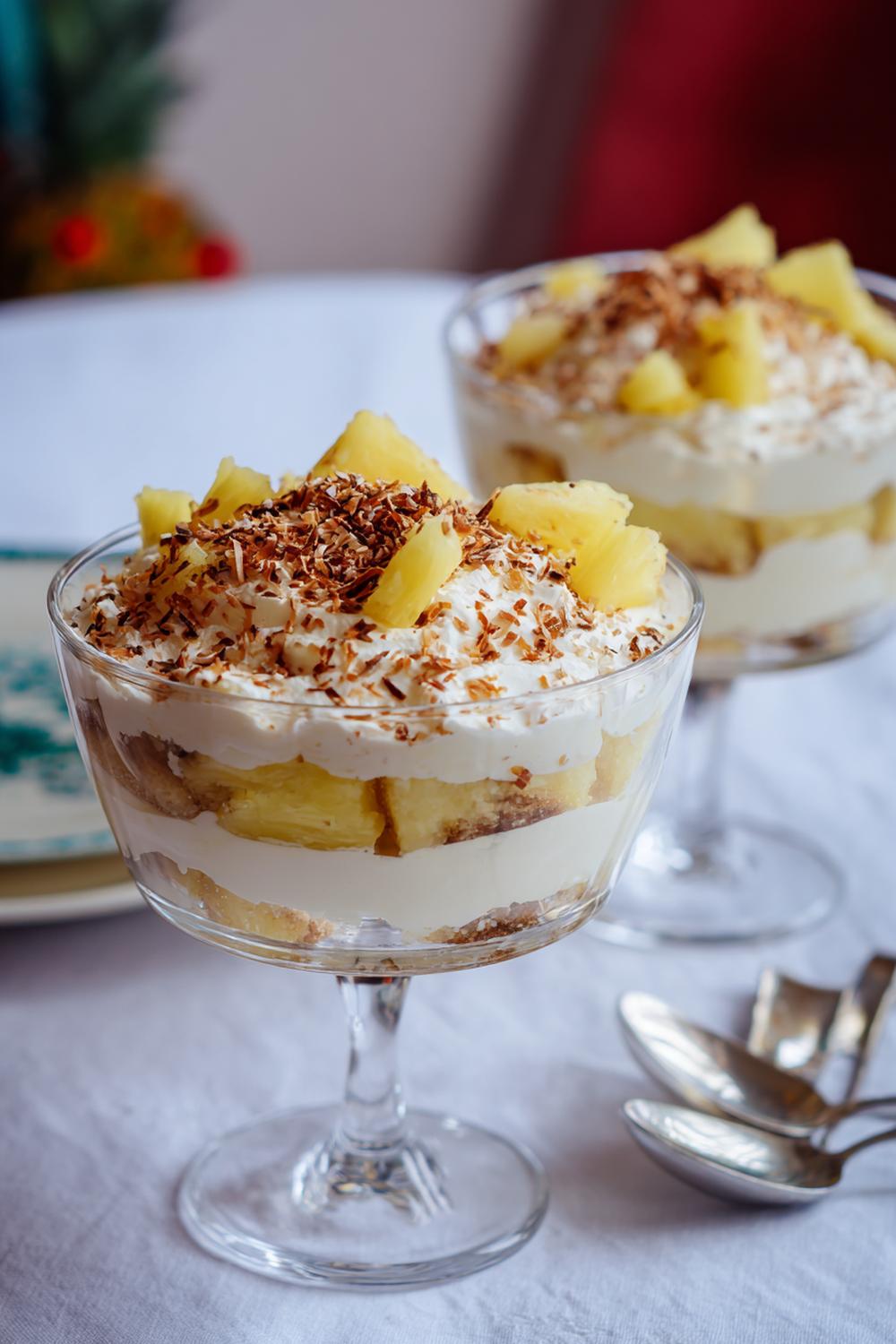 18. Kokos- och ananas-tiramisu med rostad kokosrand