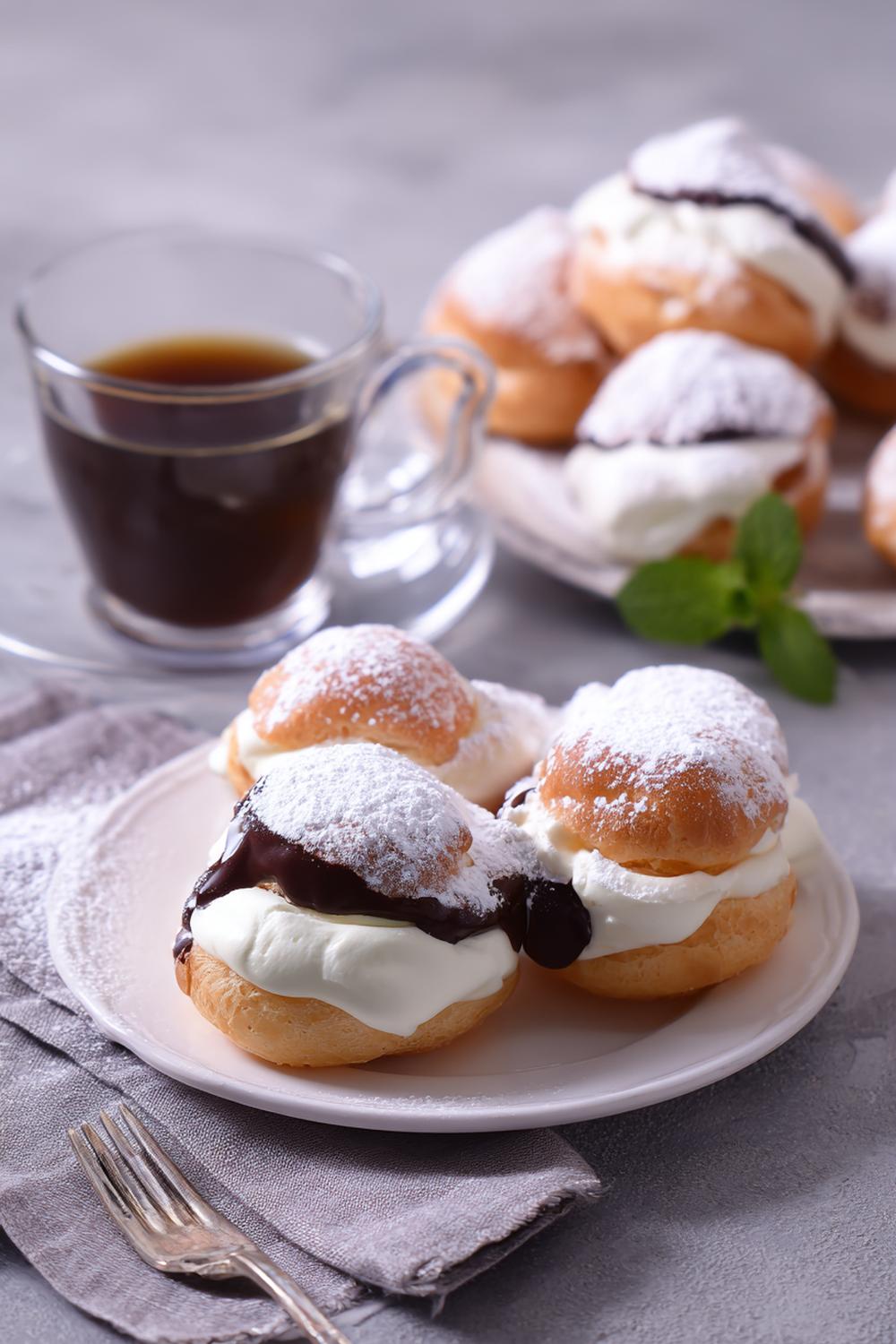 10. Vaniljkräm dessert i småprofiteroller med choklad och florsocker