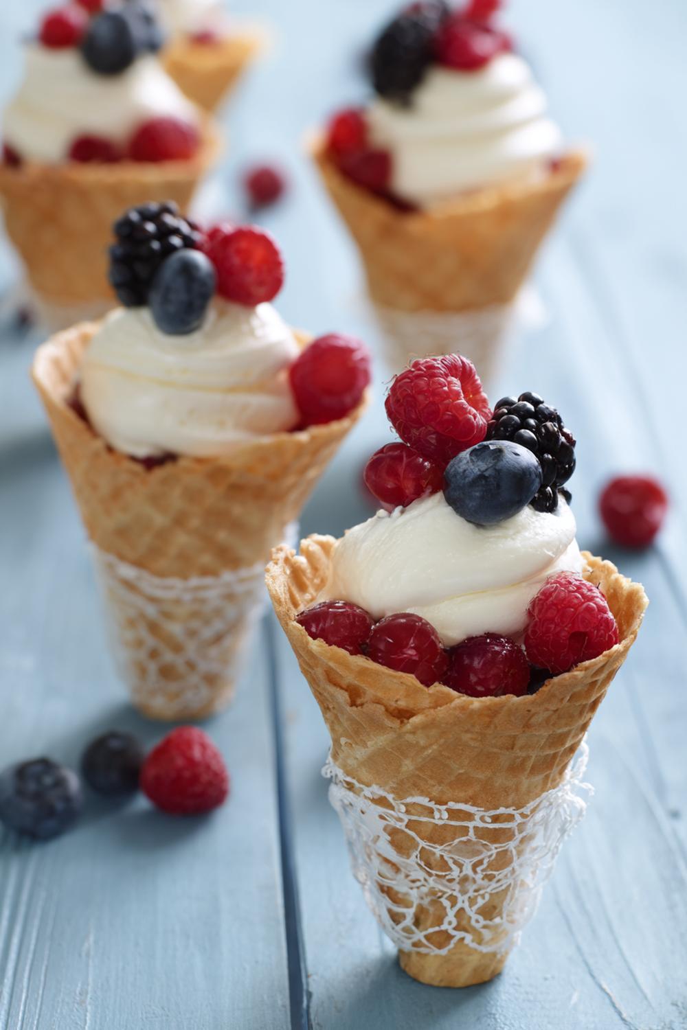 14. Vaniljkräm dessert i frasiga våffelstrutar med bärmix