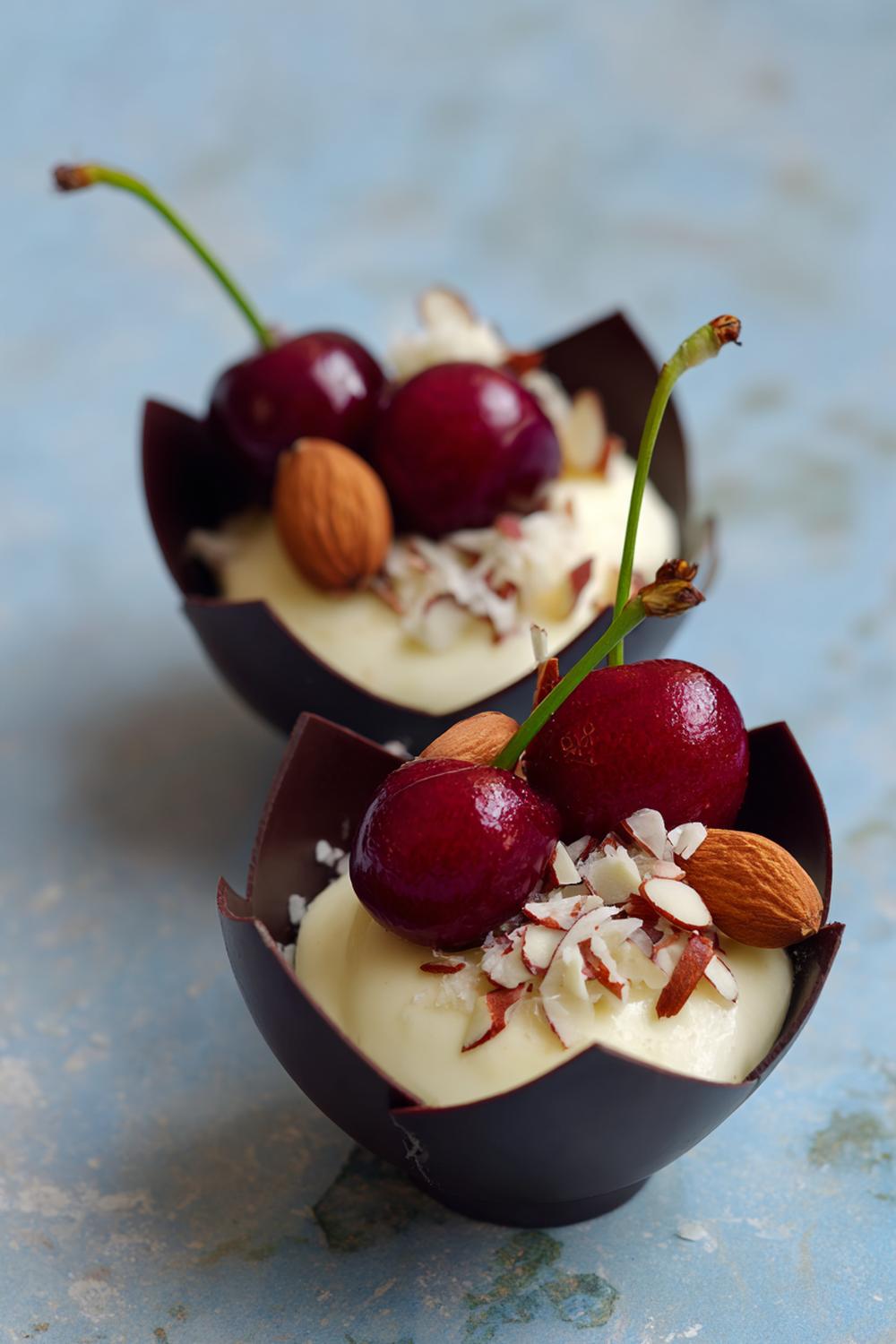 25. Vaniljkräm dessert i chokladskålar med körsbär och mandel
