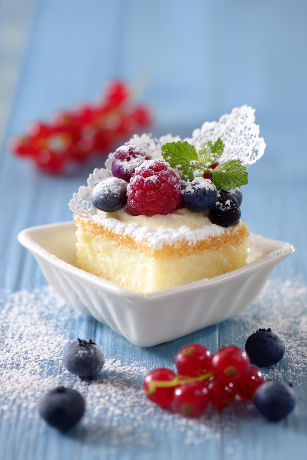 28. Vaniljkräm dessert i petit four-stil med sockerdekor och bär