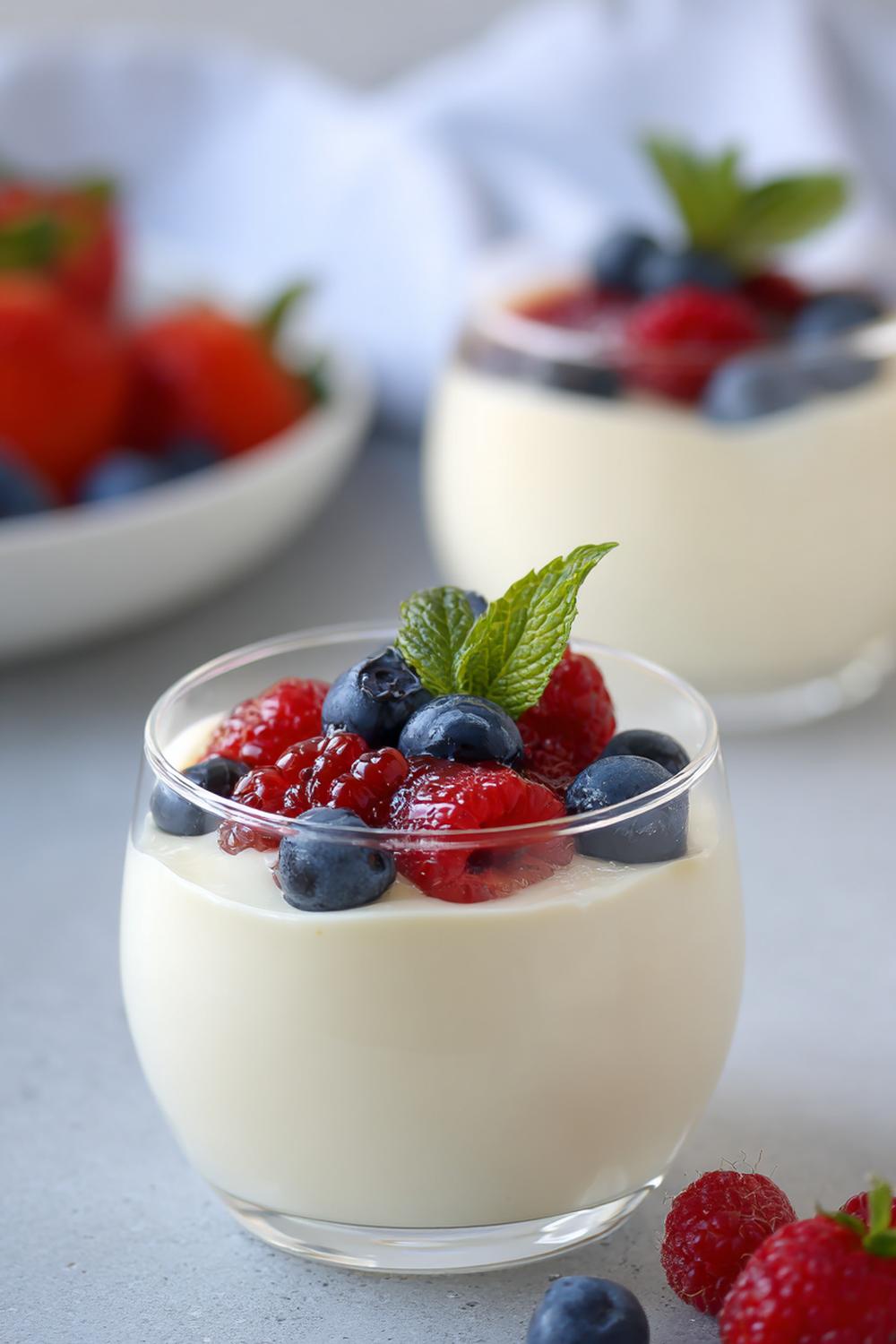 33. Vaniljkräm dessert som pannacotta-topp med vaniljkräm och bär