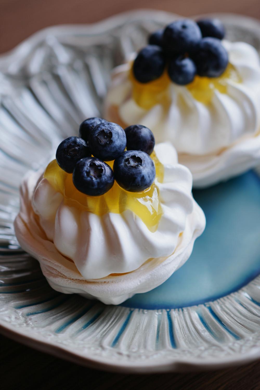 35. Vaniljkräm dessert i marängkorgar med citroncurd och blåbär
