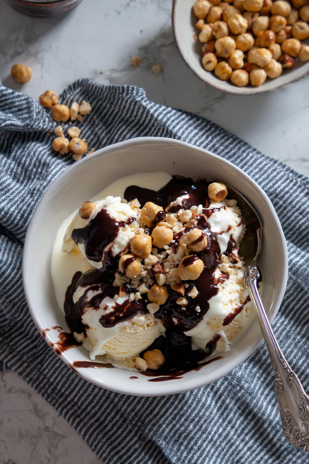 5. Vaniljkräm dessert med chokladsås och rostade hasselnötter i skål
