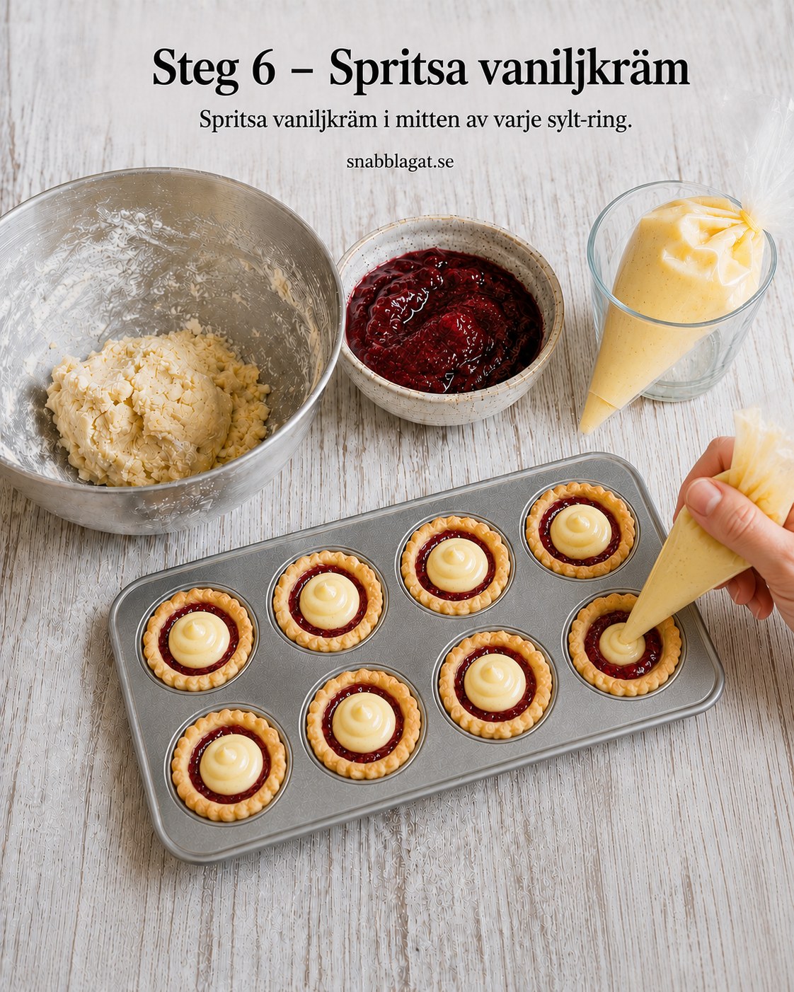 Vaniljkräm spritsas i mitten av hallonsylten i varje vaniljkrämsgrotta med spritspåse